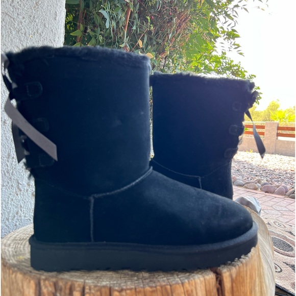 UGG SHORT CONTINUITY BOW GRAY  BLACK  BOOT  NEW IN ORIGNAL BOX - Picture 2 of 4